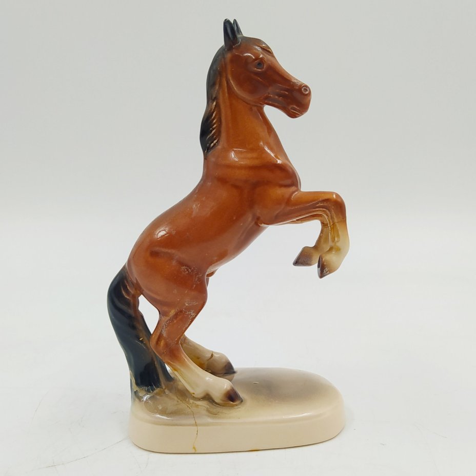 Статуэтка миниатюрная "Конь на дыбах", фаянс, аэрография, Hertwig & Co., Германия, 1941-1958 гг.