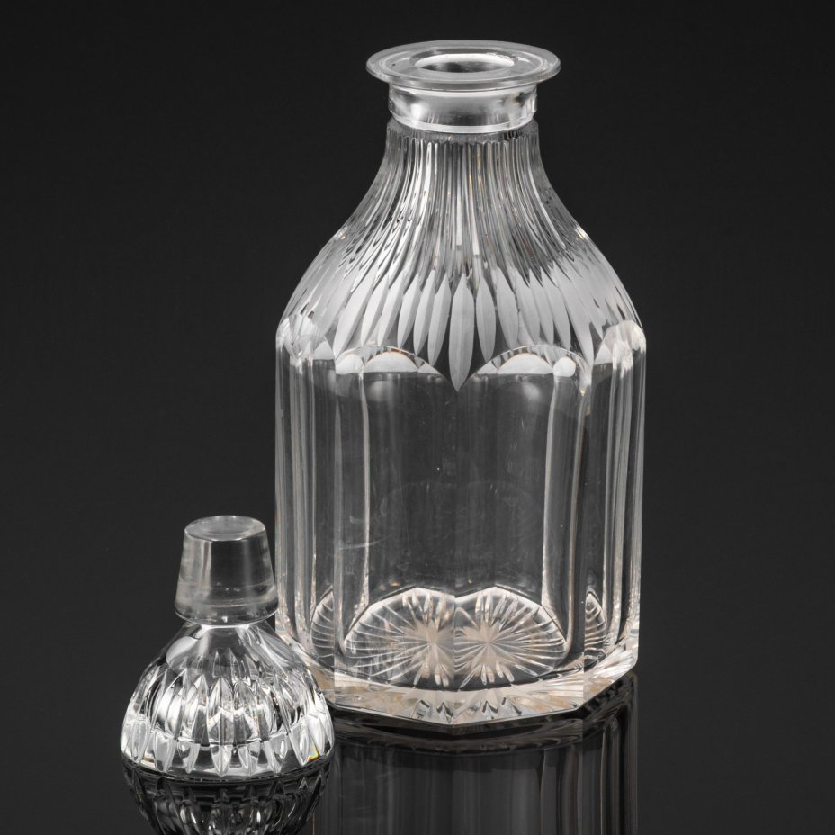 Штоф для виски, декорированный широкими гранями и резным орнаментом