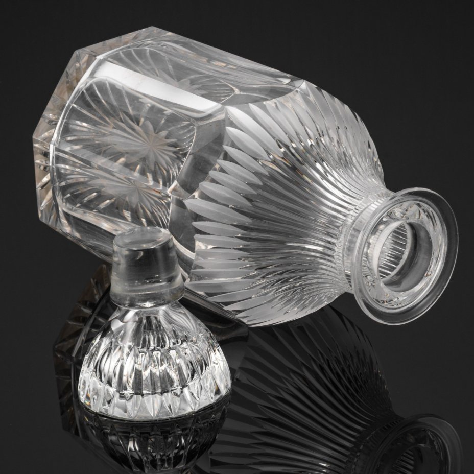 Штоф для виски, декорированный широкими гранями и резным орнаментом