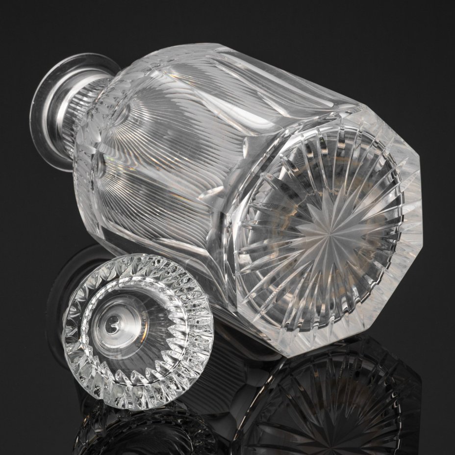 Штоф для виски, декорированный широкими гранями и резным орнаментом