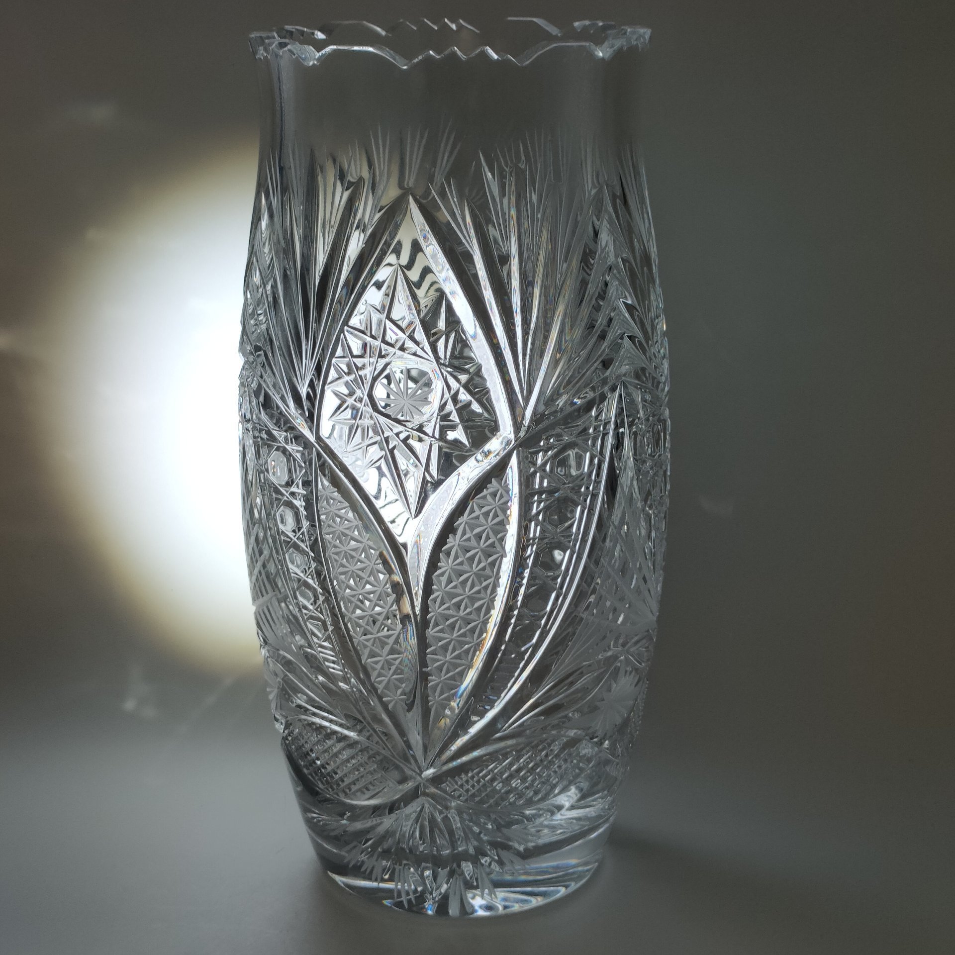 Большая ваза для цветов с резным растительным декором, хрусталь, алмазная грань, СССР, 1970-1990 гг.