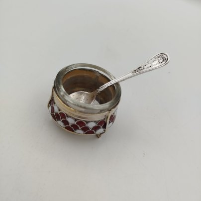 Солонка с декором в виде чешуи и ложечкой, мельхиор (медь-никель), эмали, стекло, Мстерская художественная фабрика «Ювелир», СССР, 1970 г.