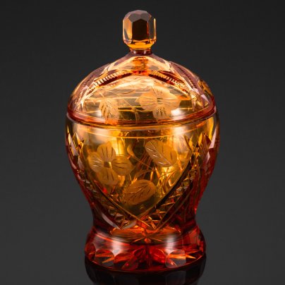 Бонбоньерка янтарного оттенка, украшенная цветочным декором