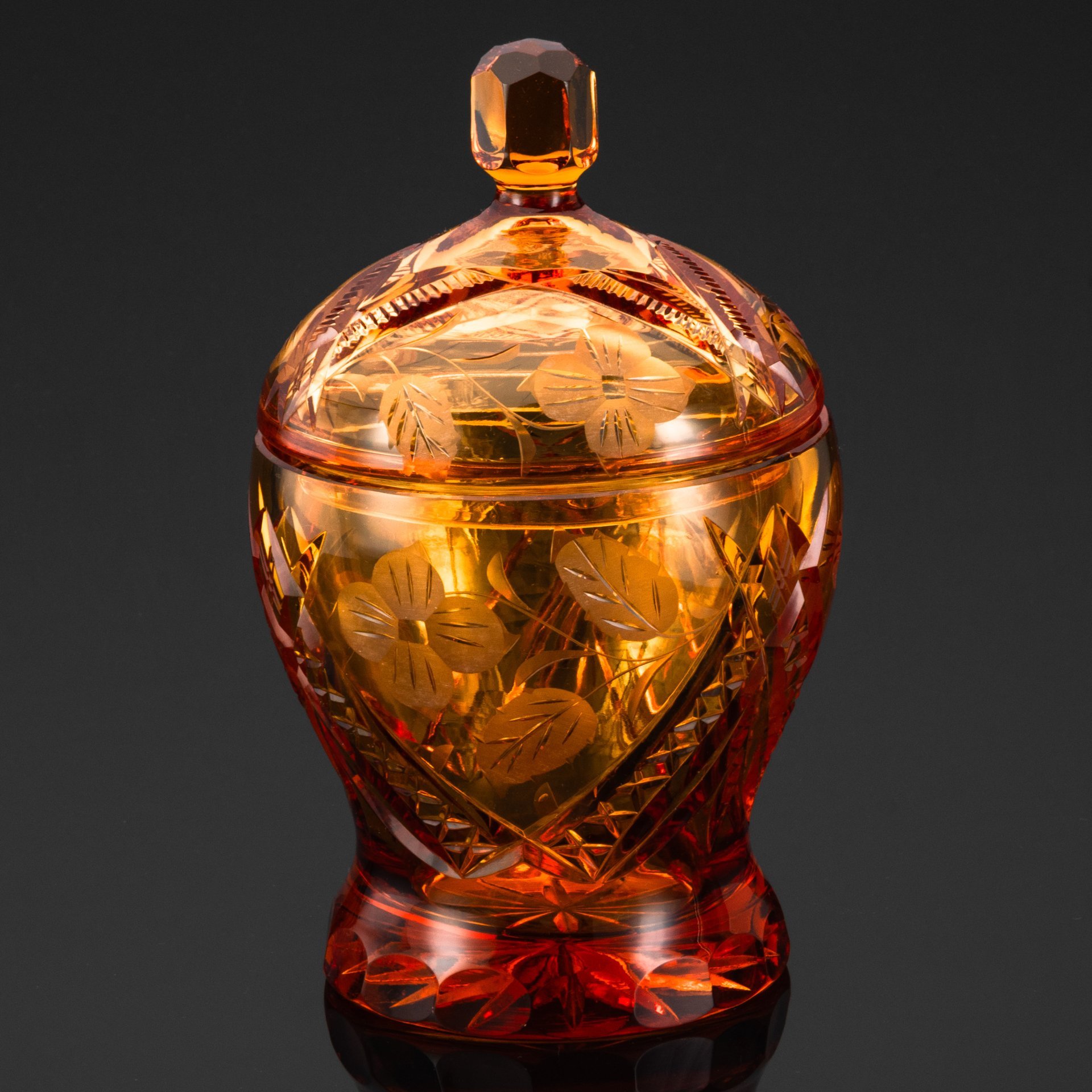 Бонбоньерка янтарного оттенка, украшенная цветочным декором