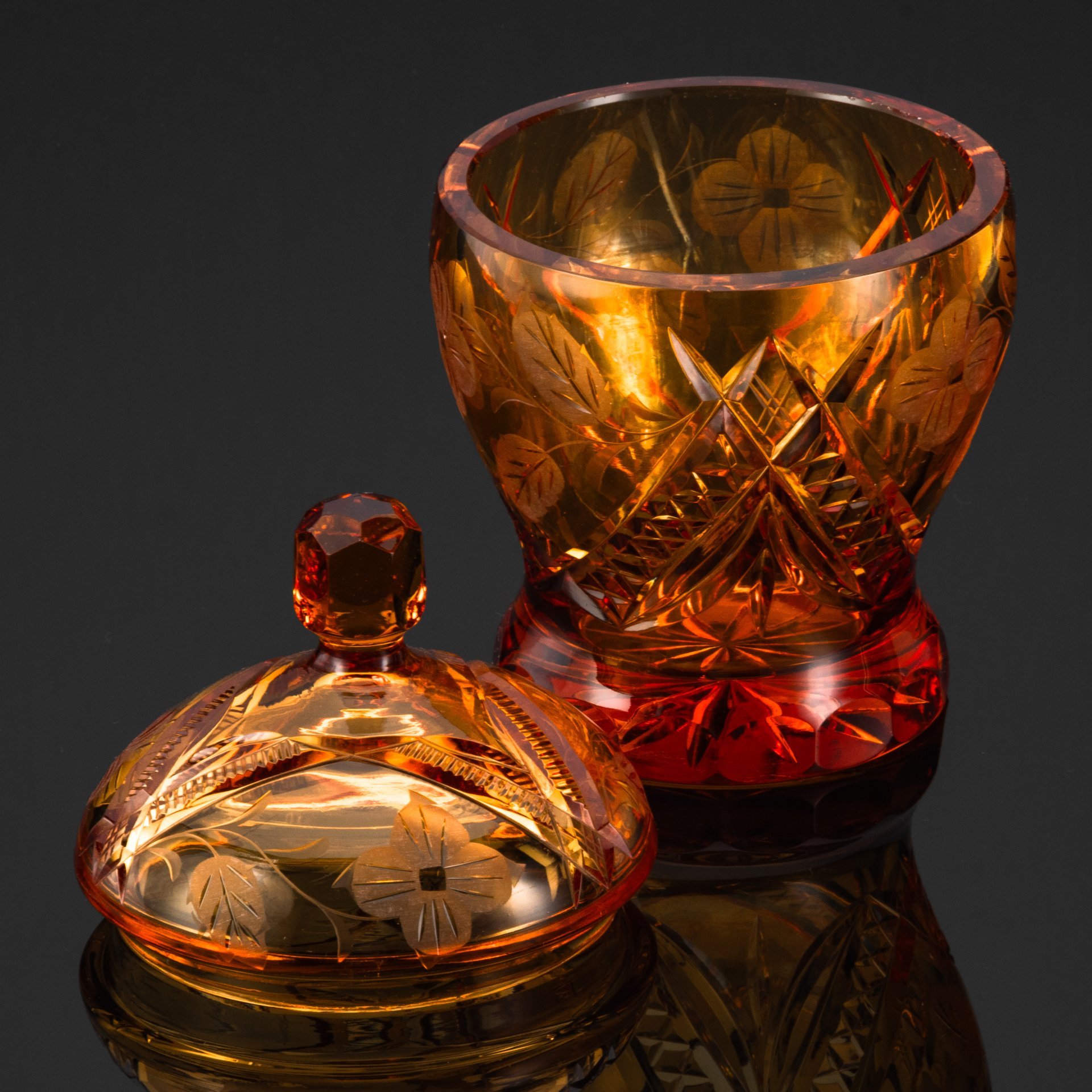 Бонбоньерка янтарного оттенка, украшенная цветочным декором