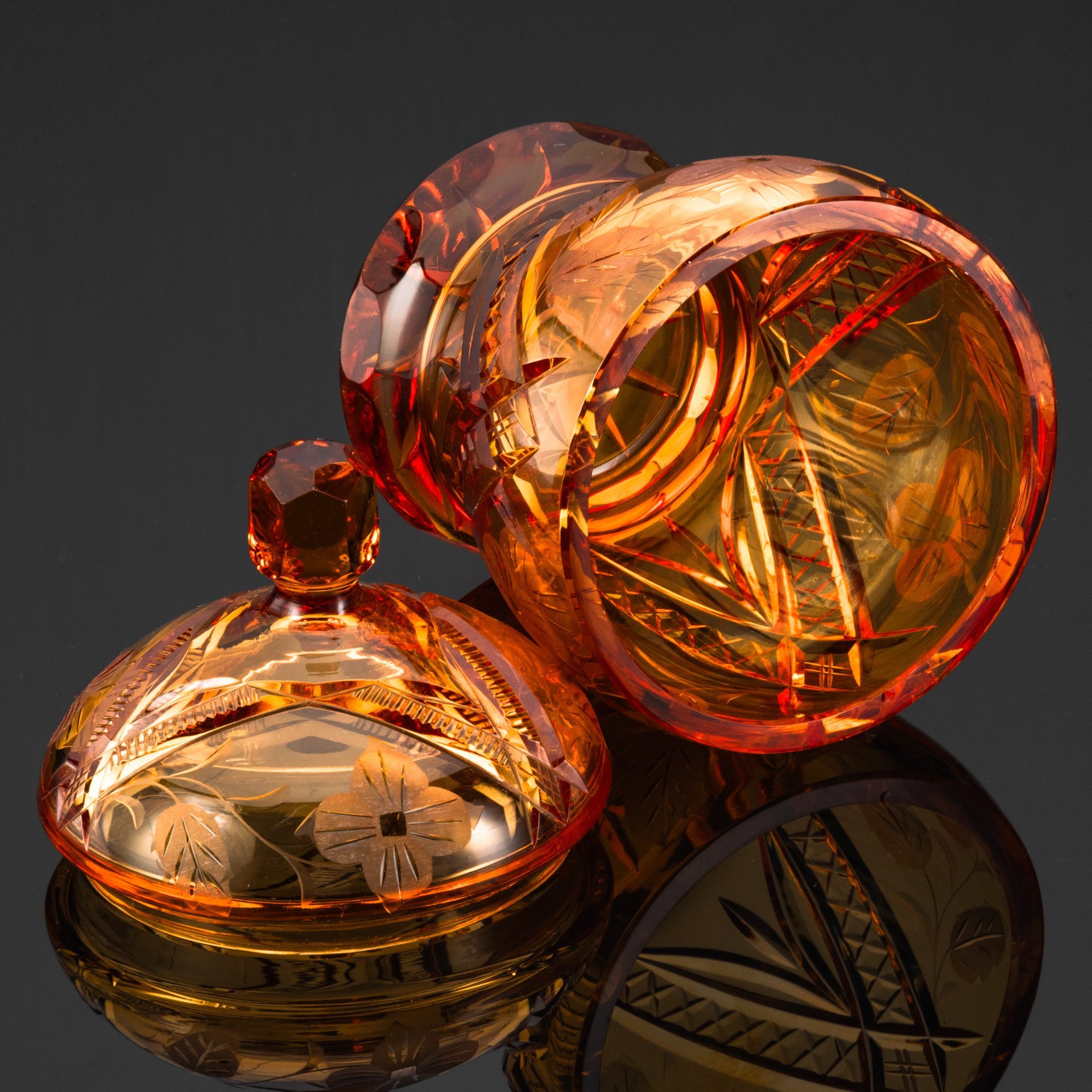 Бонбоньерка янтарного оттенка, украшенная цветочным декором