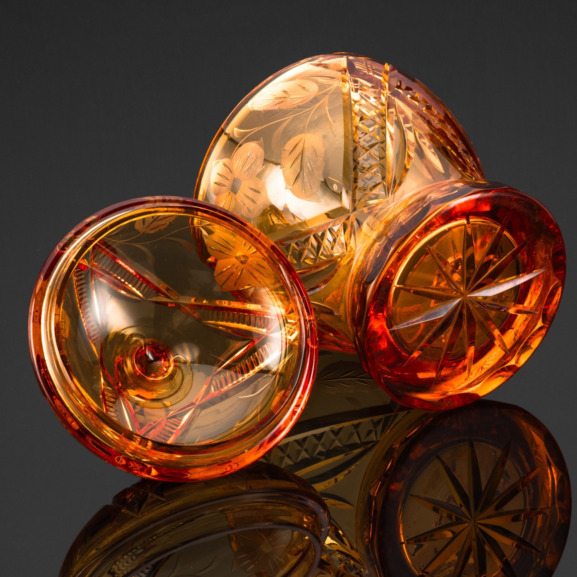 Бонбоньерка янтарного оттенка, украшенная цветочным декором