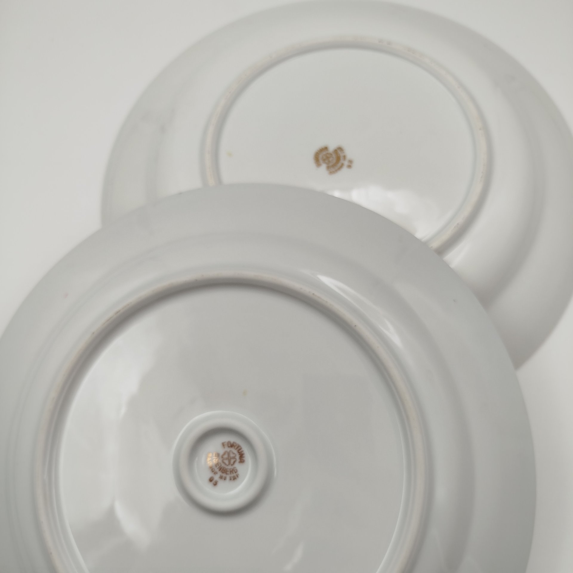 Сервировочные блюда круглой формы из сервиза "Мадонна" (2 шт.), фарфор, деколь, люстр, золочение, Fortuna Eisenberg, ГДР, 1960-1973 гг.