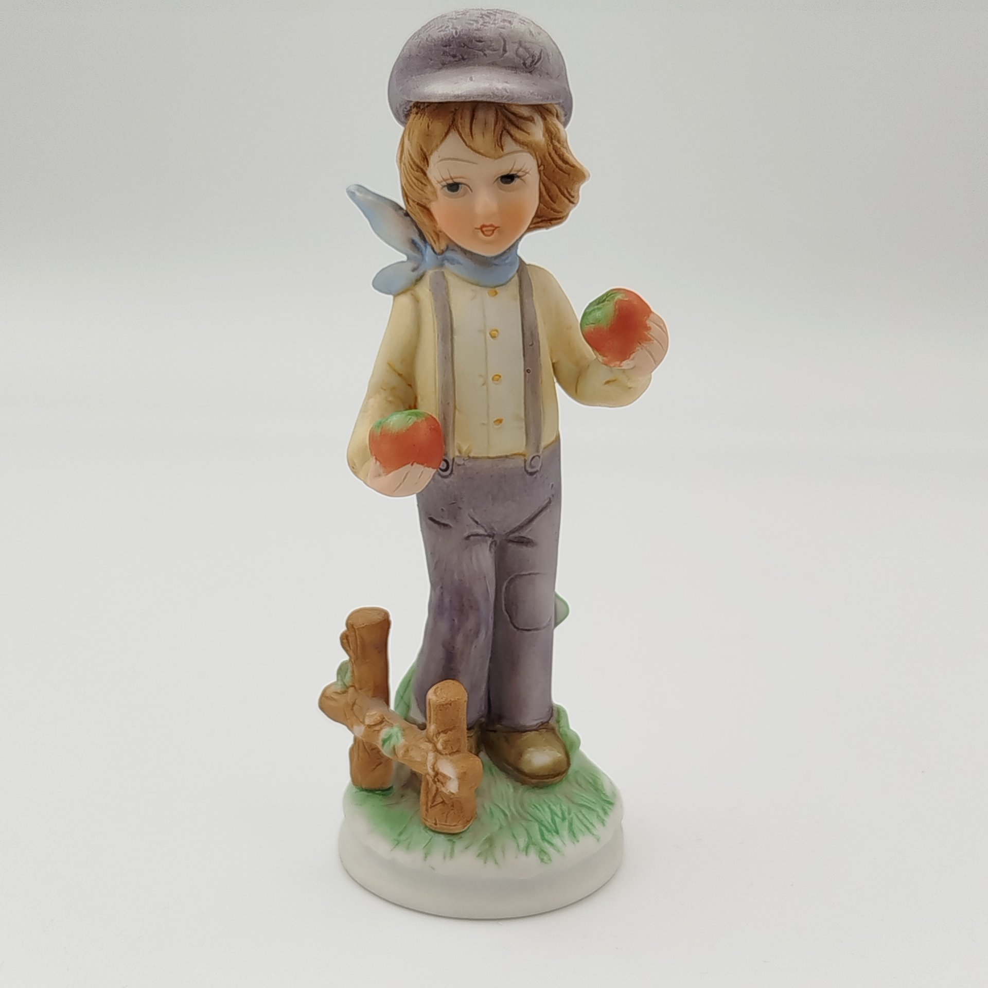 Статуэтка "Мальчик с яблоками", фарфор, роспись, Европа, 1990-2000 гг.