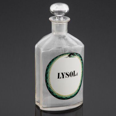 Бутылка (флакон) с этикеткой "Lysol" (дезинфицирующее средство лизол)