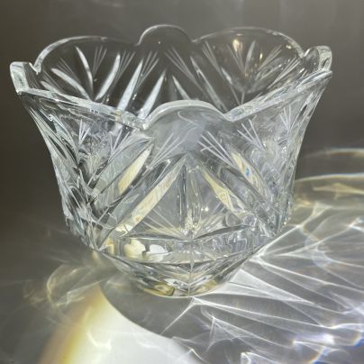 Салатник небольшого размера в форме бутона с резным геометрическим декором, хрусталь, алмазная грань, Гусевской хрустальный завод (Гусь-Хрустальный), СССР, 1970-1990 гг.