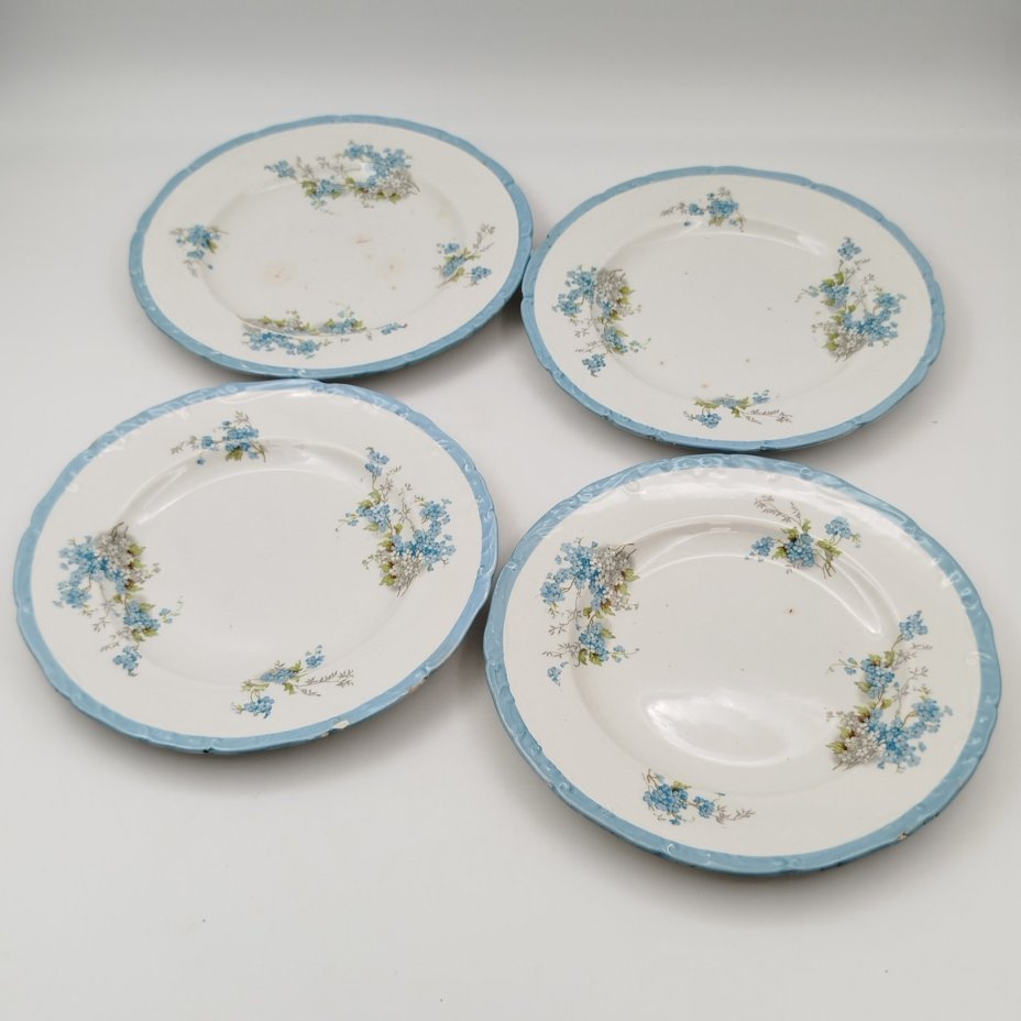 Набор из 4-х десертных тарелок, украшенных цветочным декором, фаянс, деколь, Товарищество М.С. Кузнецова, Российская империя, 1890-1917 гг.