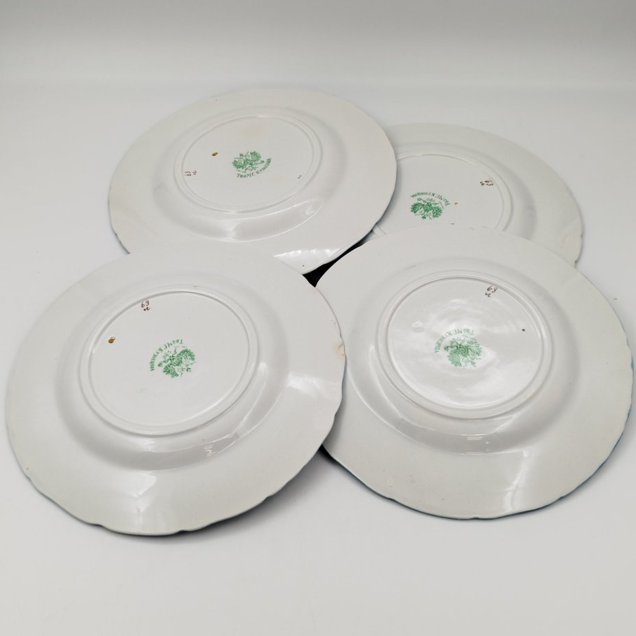 Набор из 4-х десертных тарелок, украшенных цветочным декором, фаянс, деколь, Товарищество М.С. Кузнецова, Российская империя, 1890-1917 гг.