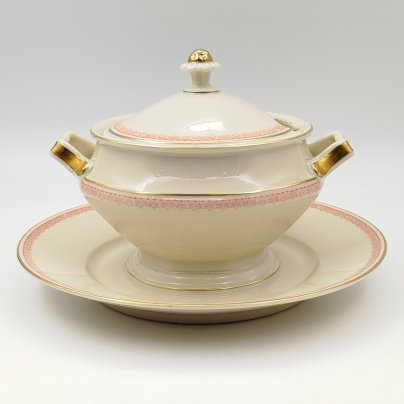 Соусник, украшенный растительным орнаментом, фарфор, деколь, золочение, Rosenthal (Розенталь), Германия, 1940-1941 гг.