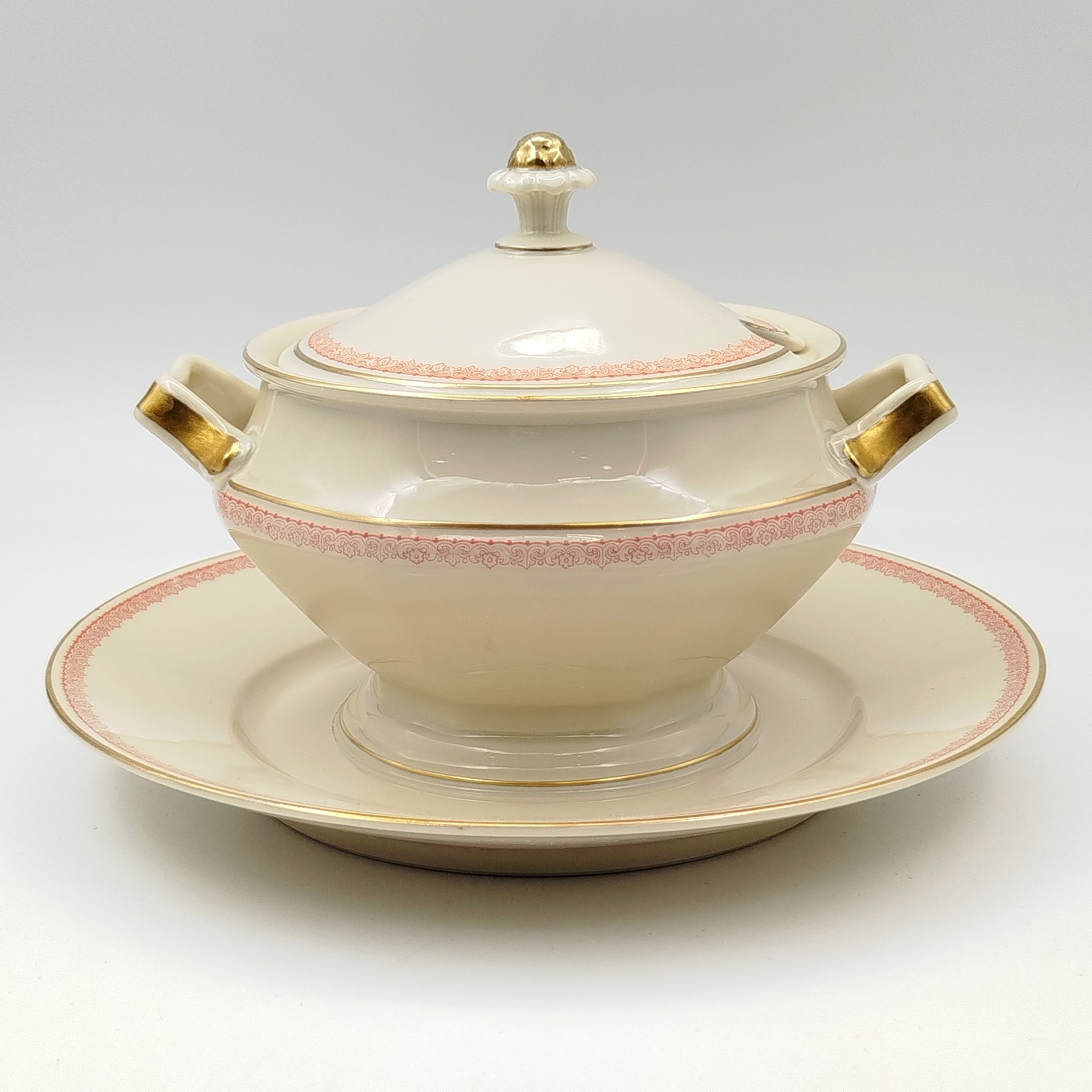 Соусник, украшенный растительным орнаментом, фарфор, деколь, золочение, Rosenthal (Розенталь), Германия, 1940-1941 гг.