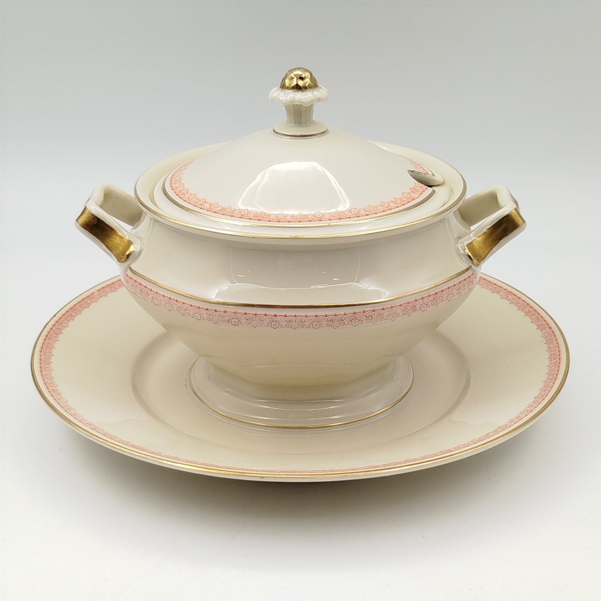 Соусник, украшенный растительным орнаментом, фарфор, деколь, золочение, Rosenthal (Розенталь), Германия, 1940-1941 гг.