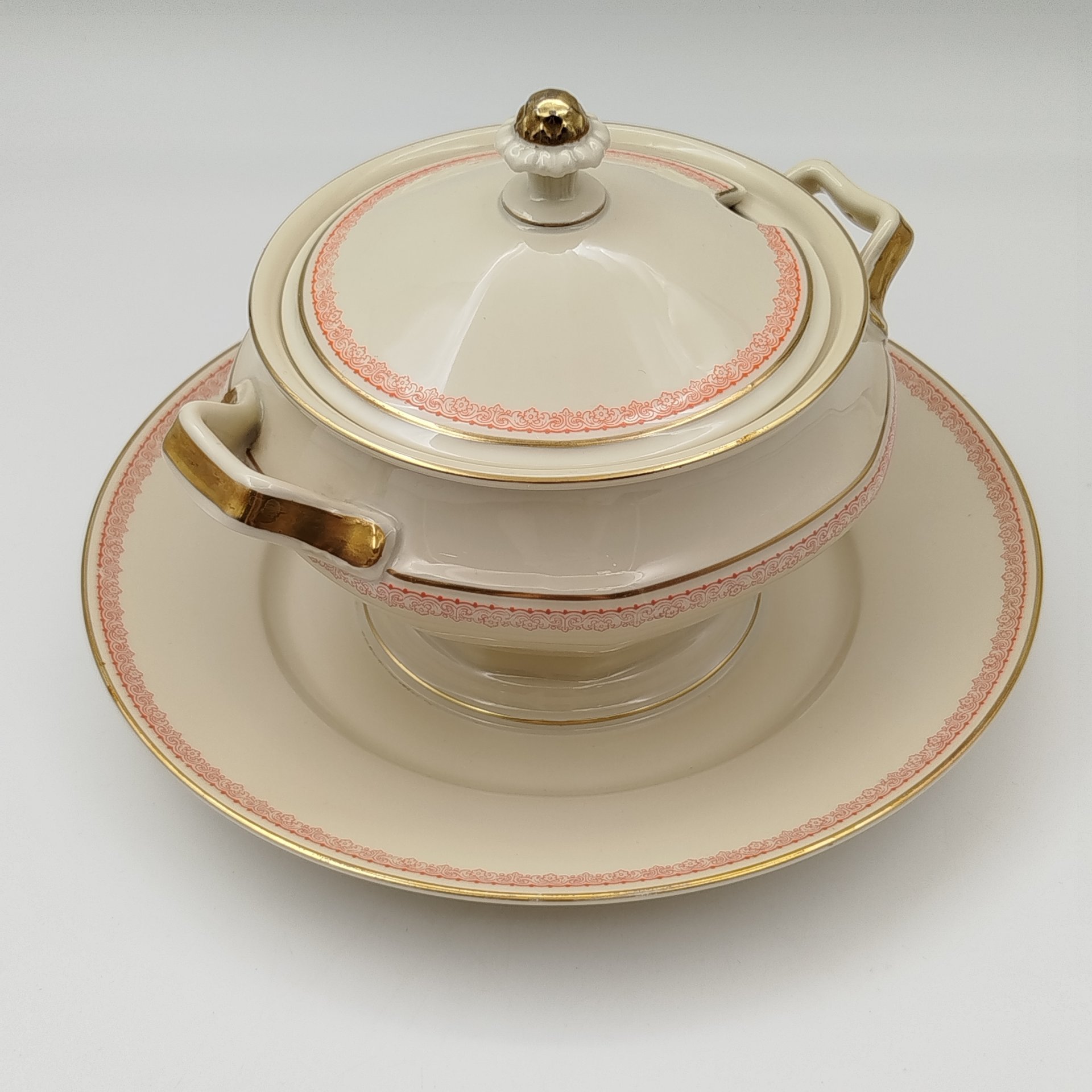 Соусник, украшенный растительным орнаментом, фарфор, деколь, золочение, Rosenthal (Розенталь), Германия, 1940-1941 гг.