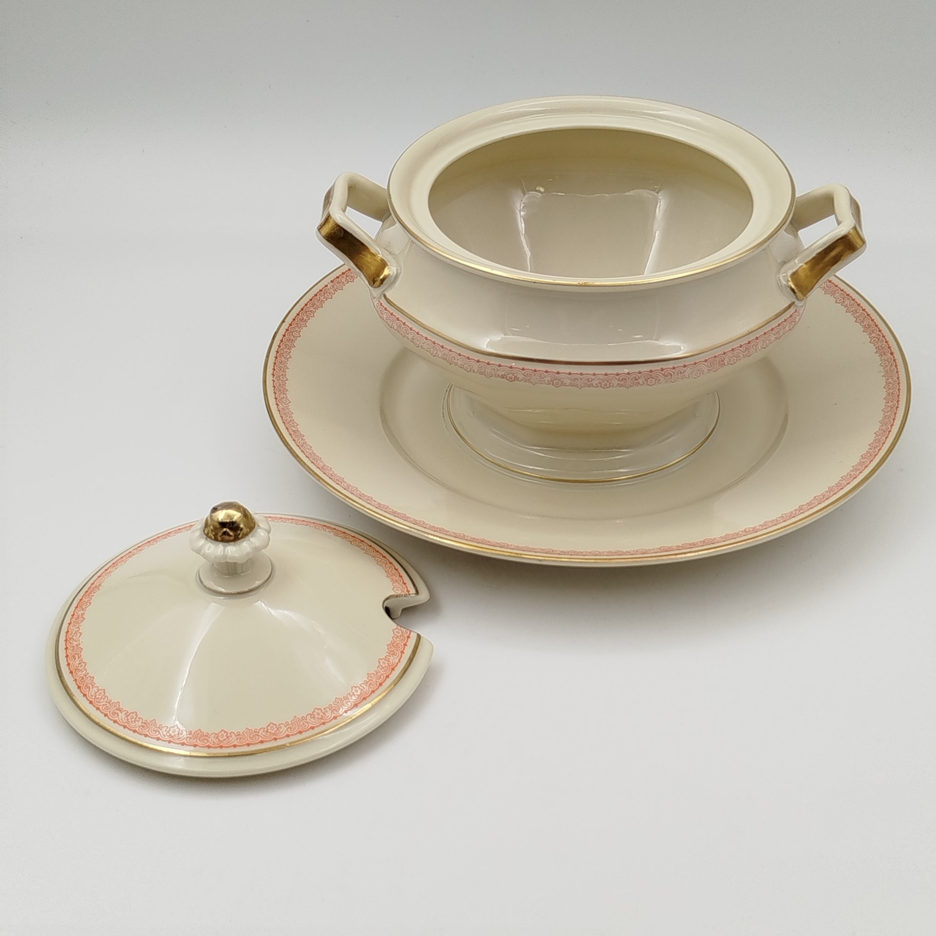 Соусник, украшенный растительным орнаментом, фарфор, деколь, золочение, Rosenthal (Розенталь), Германия, 1940-1941 гг.