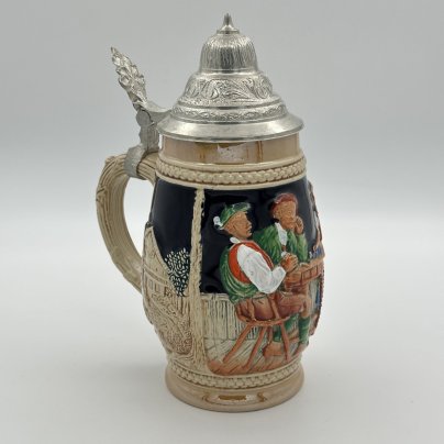 Кружка пивная с изображением сцены в саду (Игра в карты), керамика, рельеф, люстр, крышка-сплав металлов, Marzi & Remy