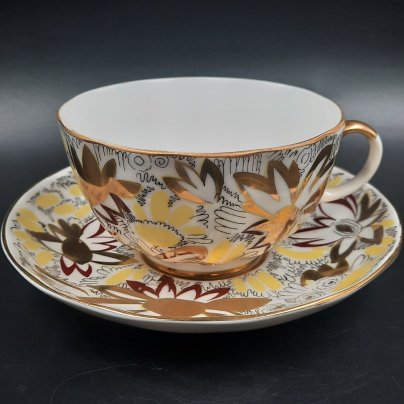 Пара чайная из сервиза "Золотые ромашки", автор росписи Л.И. Григорьева, форма "Тюльпан", фарфор, деколь, золочение, Ленинградский фарфоровый завод (ЛФЗ), СССР, 1970-1992 гг.