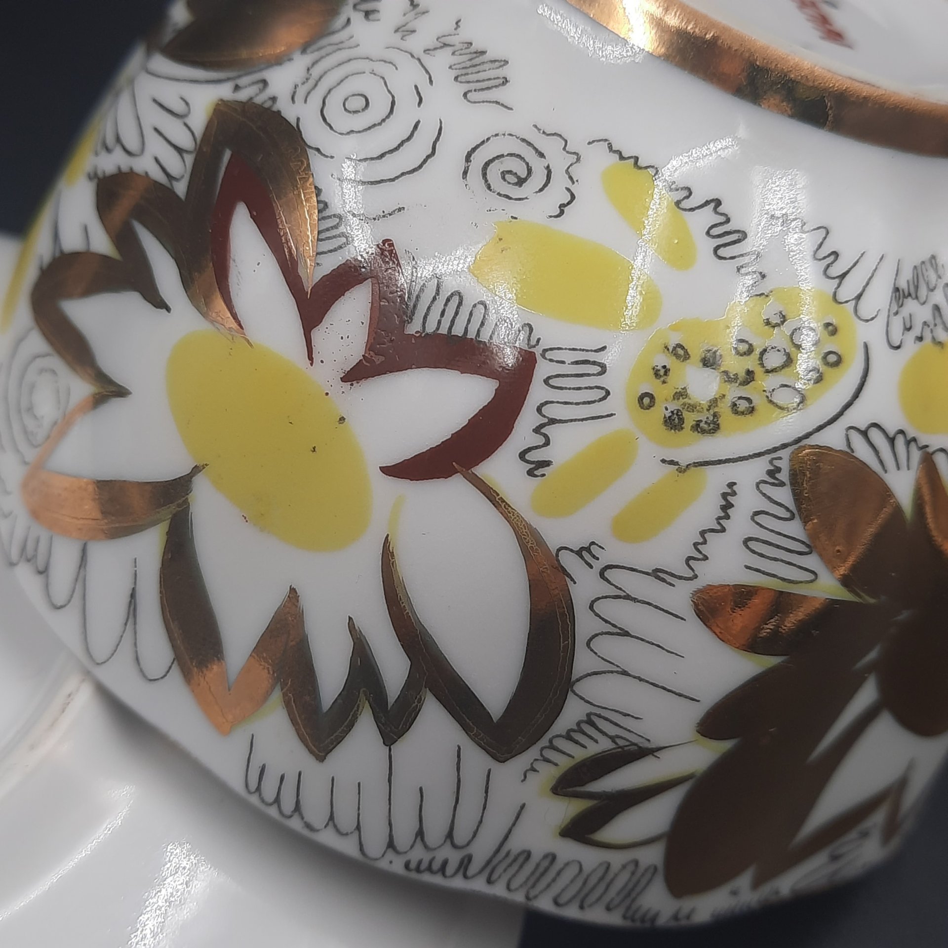 Пара чайная из сервиза "Золотые ромашки", автор росписи Л.И. Григорьева, форма "Тюльпан", фарфор, деколь, золочение, Ленинградский фарфоровый завод (ЛФЗ), СССР, 1970-1992 гг.