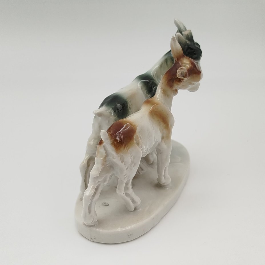 Статуэтка "Козлята", фарфор, аэрография, Западная Европа, 1960-1980 гг.