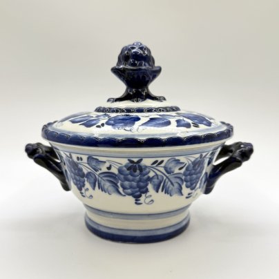 Сахарница (конфетница), декорированная изображением цветов, фарфор, роспись, Объединение «Гжель», СССР, 1972-1986 гг.