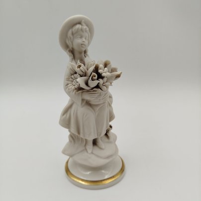 Статуэтка "Девочка с букетом цветов", Marcolin (Capodimonte), бисквит, золочение, Италия, 1970-1990 гг.