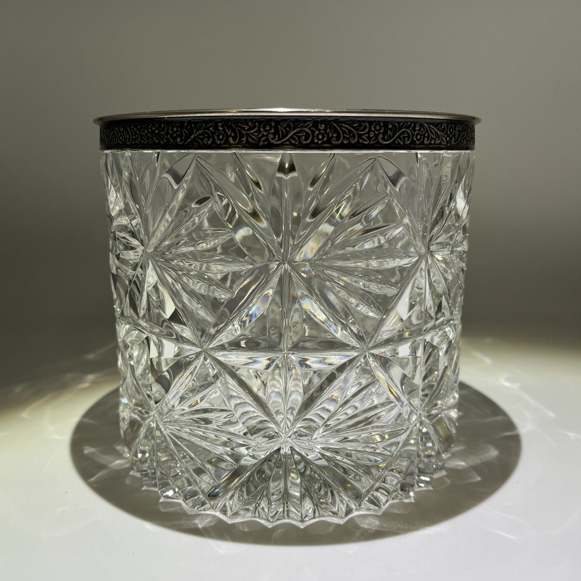 Конфетница (глубокая), украшенная орнаментальной окантовкой по борту, хрусталь, мельхиор, СССР, 1970-1980 гг.