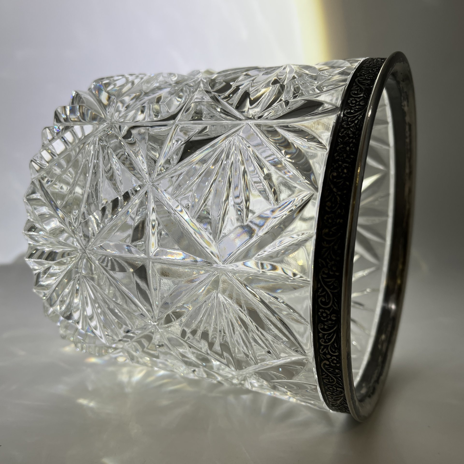 Конфетница (глубокая), украшенная орнаментальной окантовкой по борту, хрусталь, мельхиор, СССР, 1970-1980 гг.