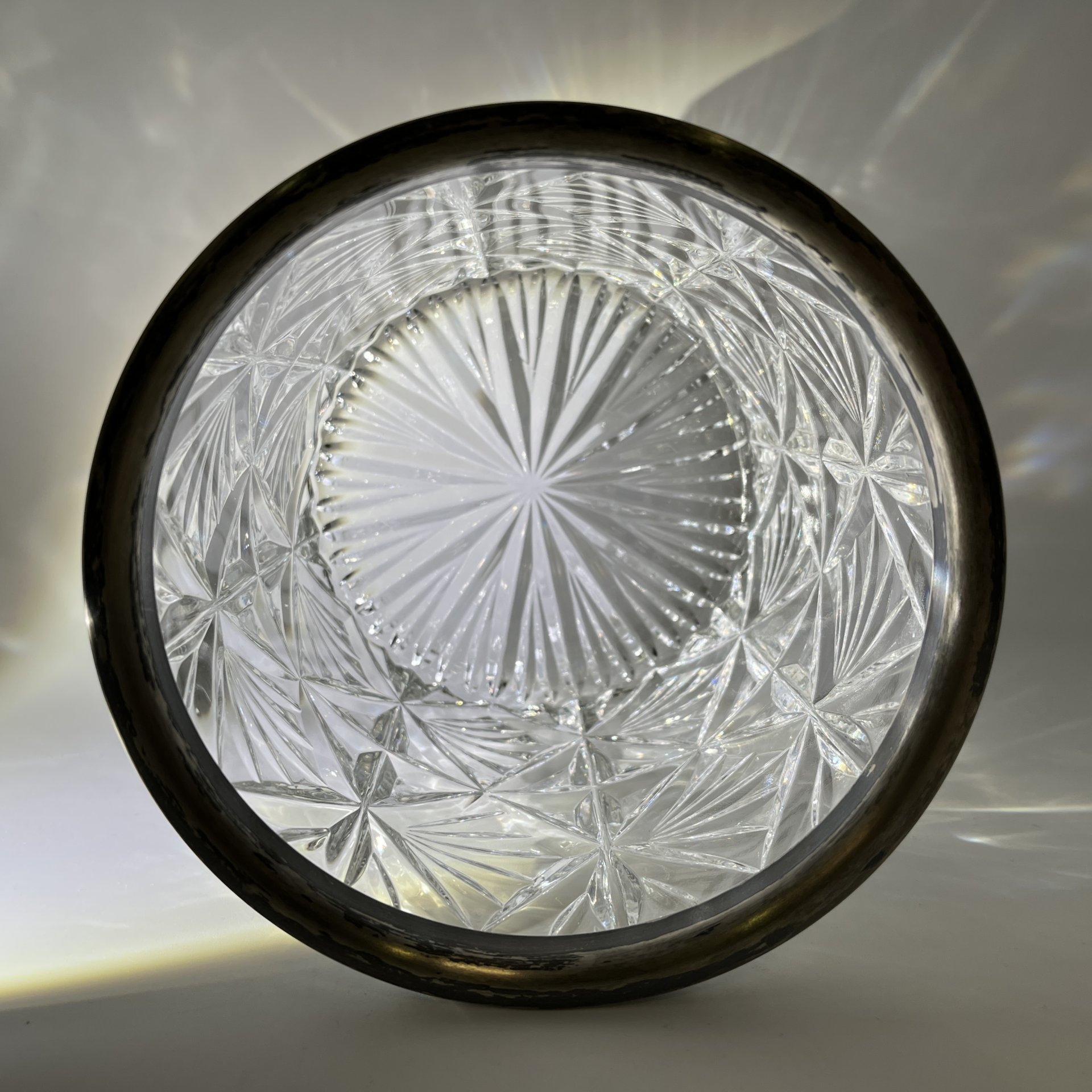 Конфетница (глубокая), украшенная орнаментальной окантовкой по борту, хрусталь, мельхиор, СССР, 1970-1980 гг.