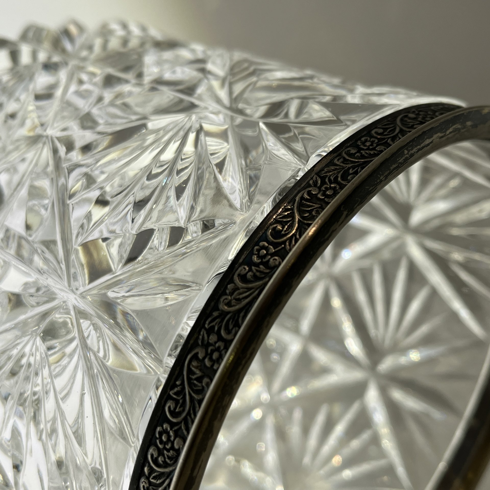 Конфетница (глубокая), украшенная орнаментальной окантовкой по борту, хрусталь, мельхиор, СССР, 1970-1980 гг.