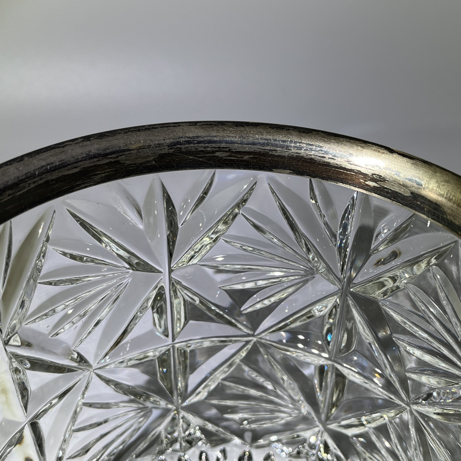 Конфетница (глубокая), украшенная орнаментальной окантовкой по борту, хрусталь, мельхиор, СССР, 1970-1980 гг.