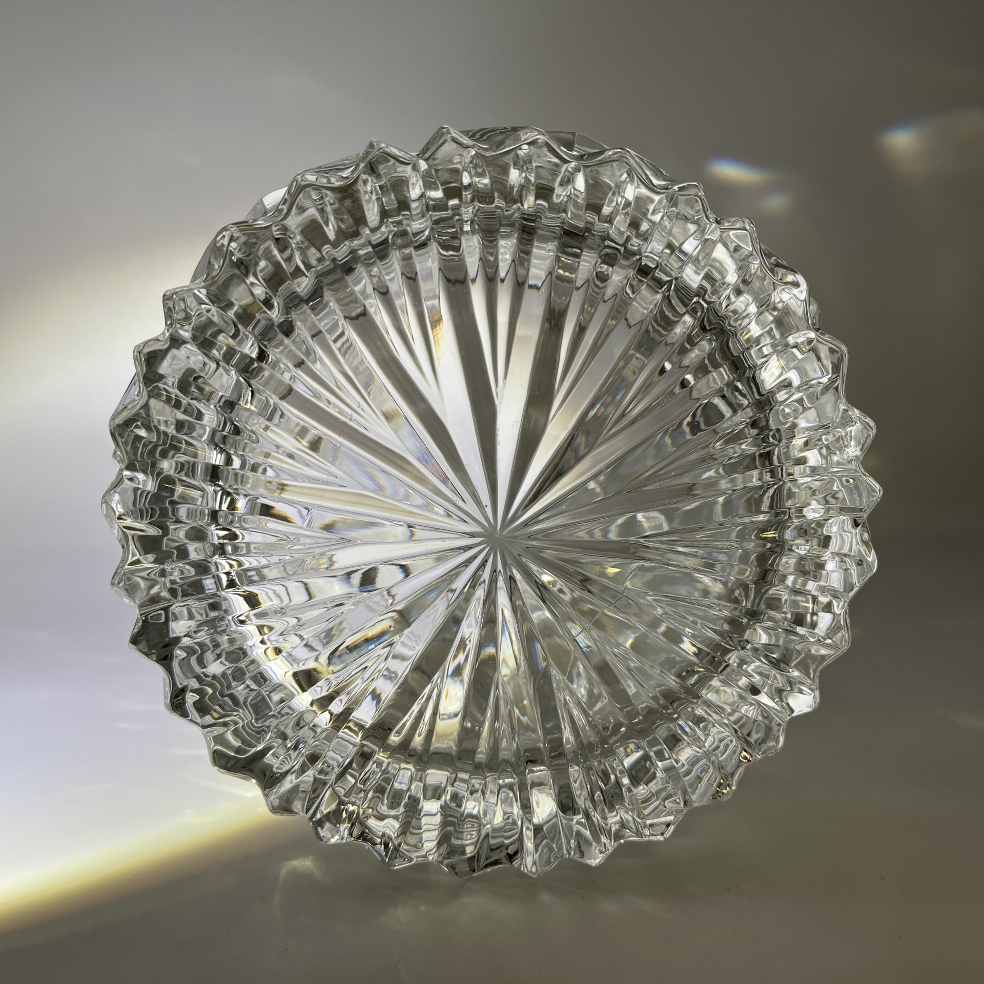 Конфетница (глубокая), украшенная орнаментальной окантовкой по борту, хрусталь, мельхиор, СССР, 1970-1980 гг.