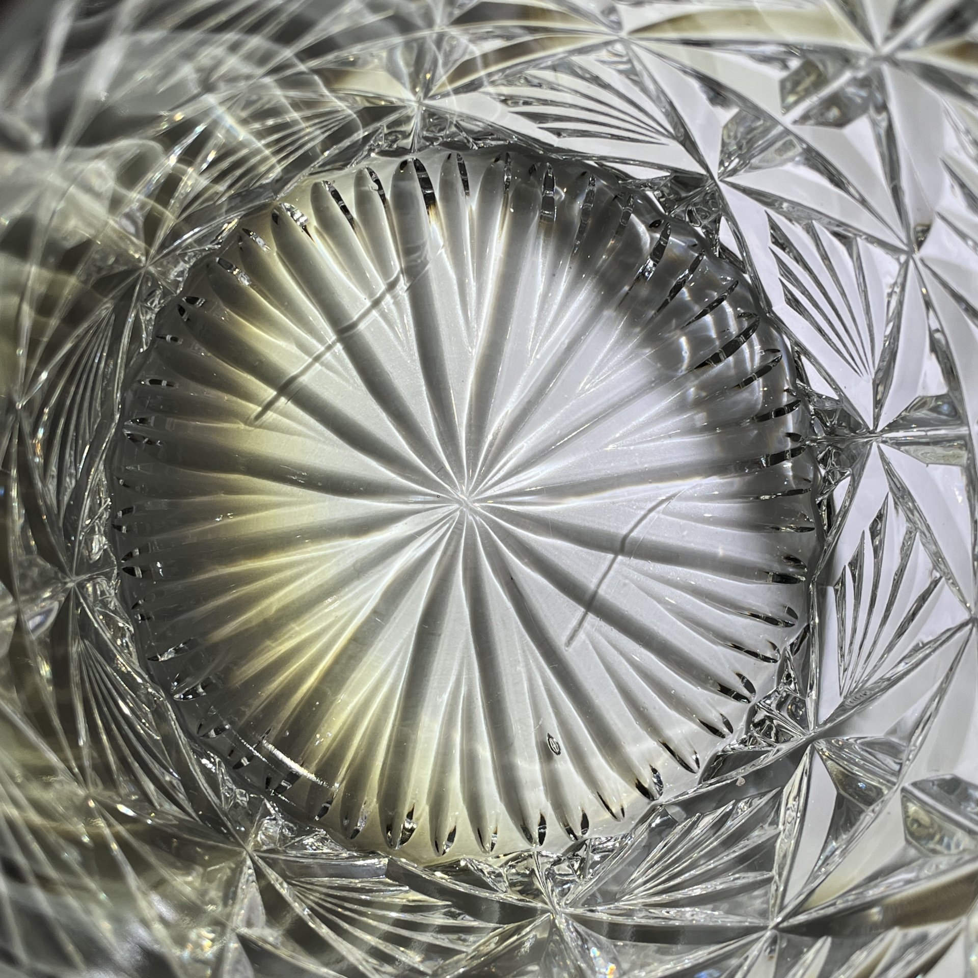 Конфетница (глубокая), украшенная орнаментальной окантовкой по борту, хрусталь, мельхиор, СССР, 1970-1980 гг.