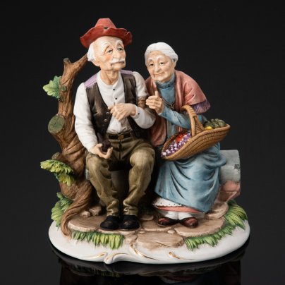 Скульптурная композиция в стилистике Capodimonte "Дедушка и бабушка" ("Пожилая пара"), фаянс, роспись, золочение, Европа, 1970-1990 гг.