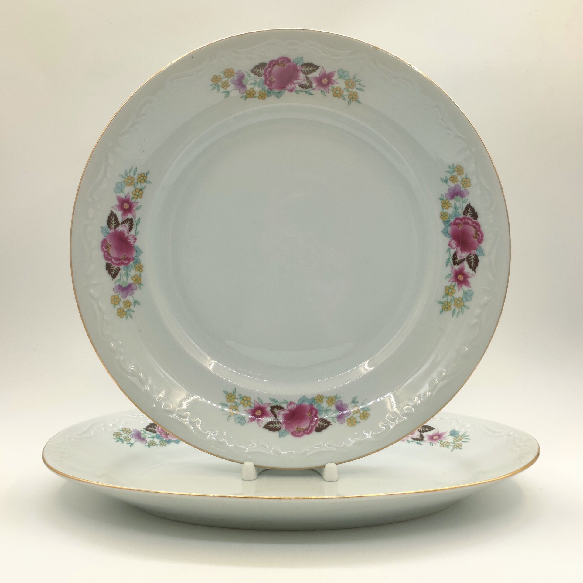 Набор из 2-х сервировочных блюд разных форм с цветочным рельефным декором, фарфор, деколь, золочение, Karolina (Фарфоровая мануфактура «Каролина», Польша), Польша, 1960-1980 гг.