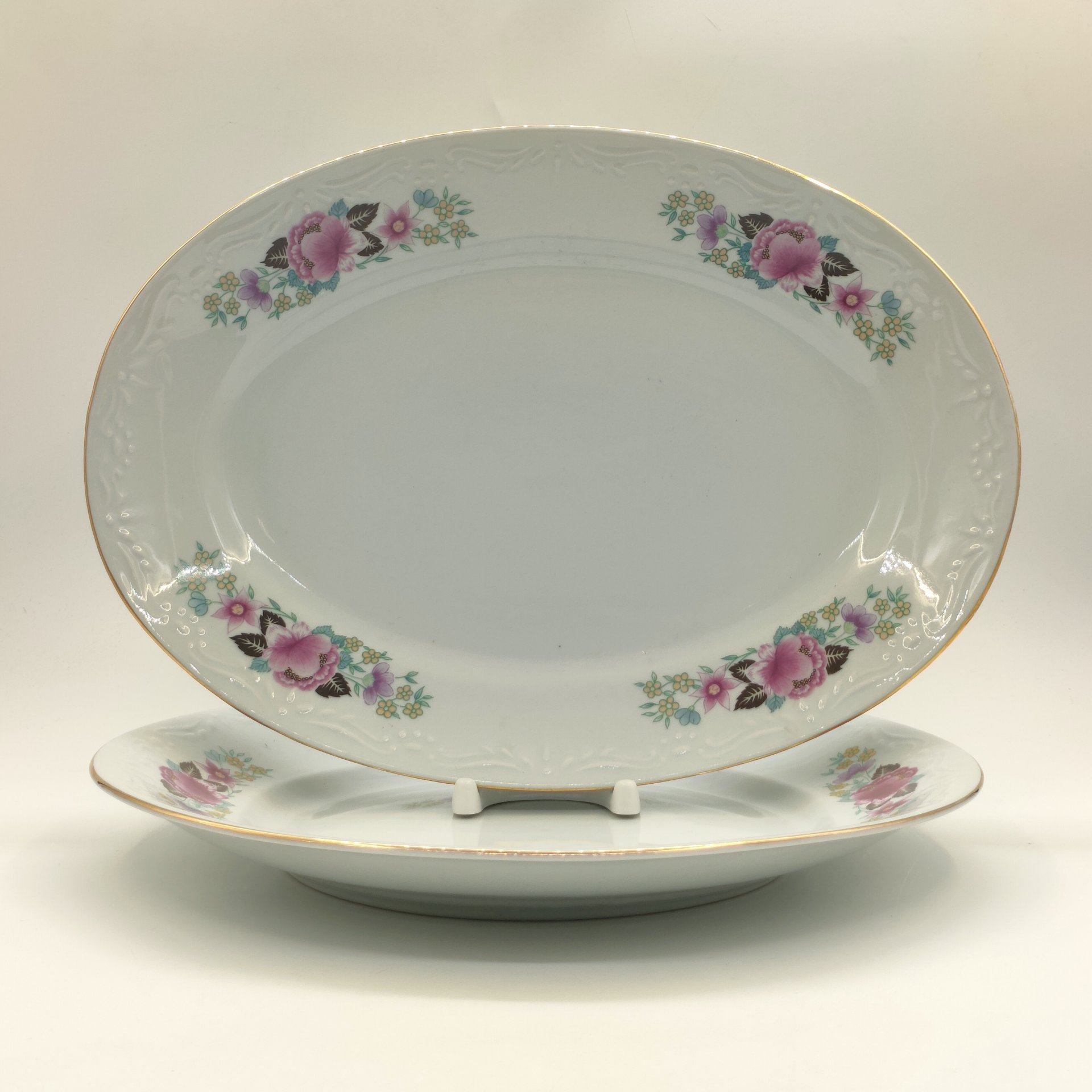 Набор из 2-х сервировочных блюд разных форм с цветочным рельефным декором, фарфор, деколь, золочение, Karolina (Фарфоровая мануфактура «Каролина», Польша), Польша, 1960-1980 гг.