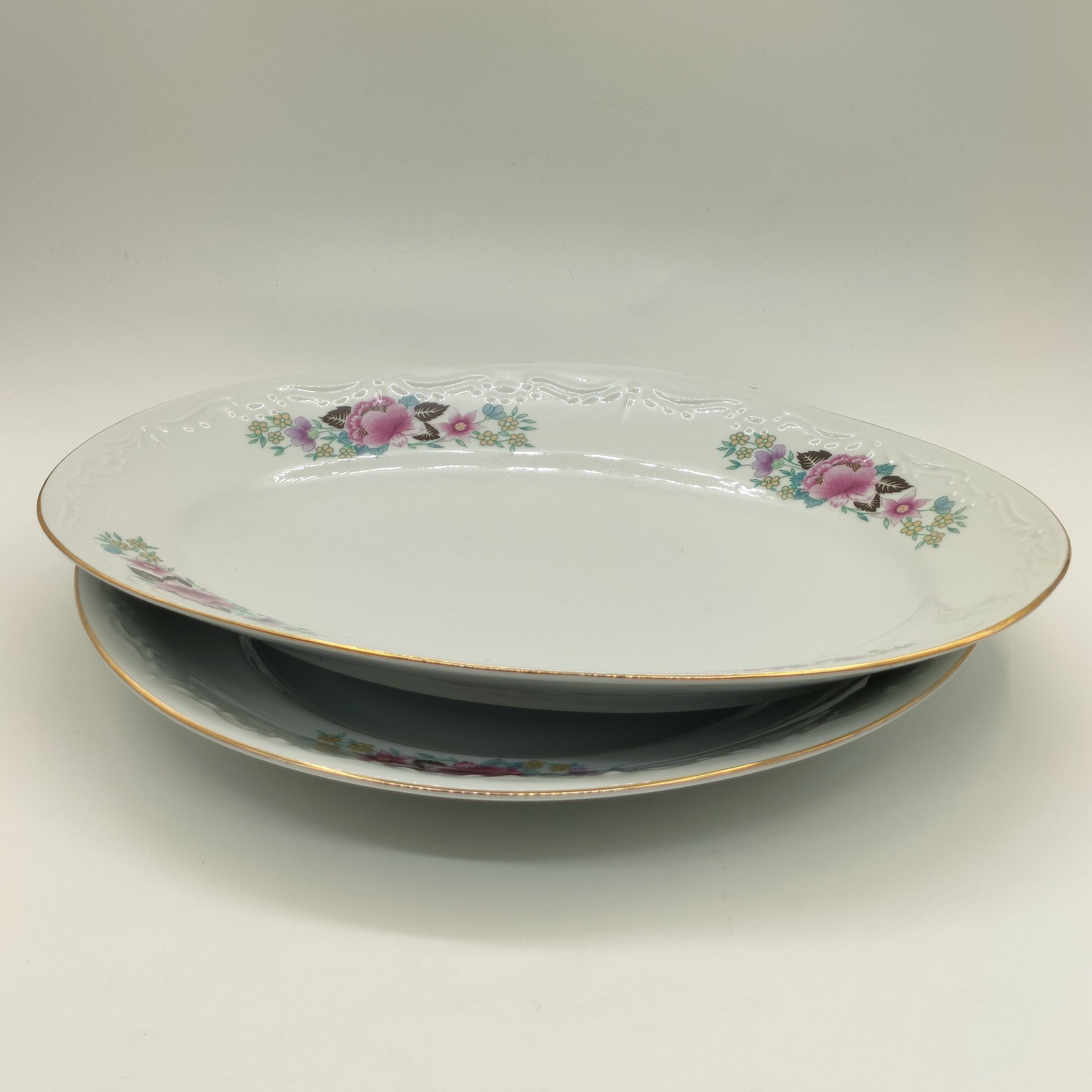 Набор из 2-х сервировочных блюд разных форм с цветочным рельефным декором, фарфор, деколь, золочение, Karolina (Фарфоровая мануфактура «Каролина», Польша), Польша, 1960-1980 гг.