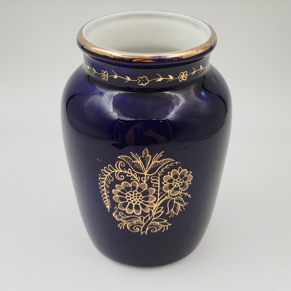 Ваза с орнаментальным декором на горлышке и цветочной композицией на тулове, фарфор, кобалт, золочение, Ленинградский фарфоровый завод (ЛФЗ), СССР, 1950-1960 гг.