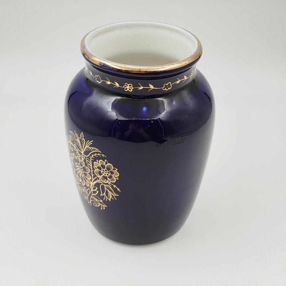 Ваза с орнаментальным декором на горлышке и цветочной композицией на тулове, фарфор, кобалт, золочение, Ленинградский фарфоровый завод (ЛФЗ), СССР, 1950-1960 гг.