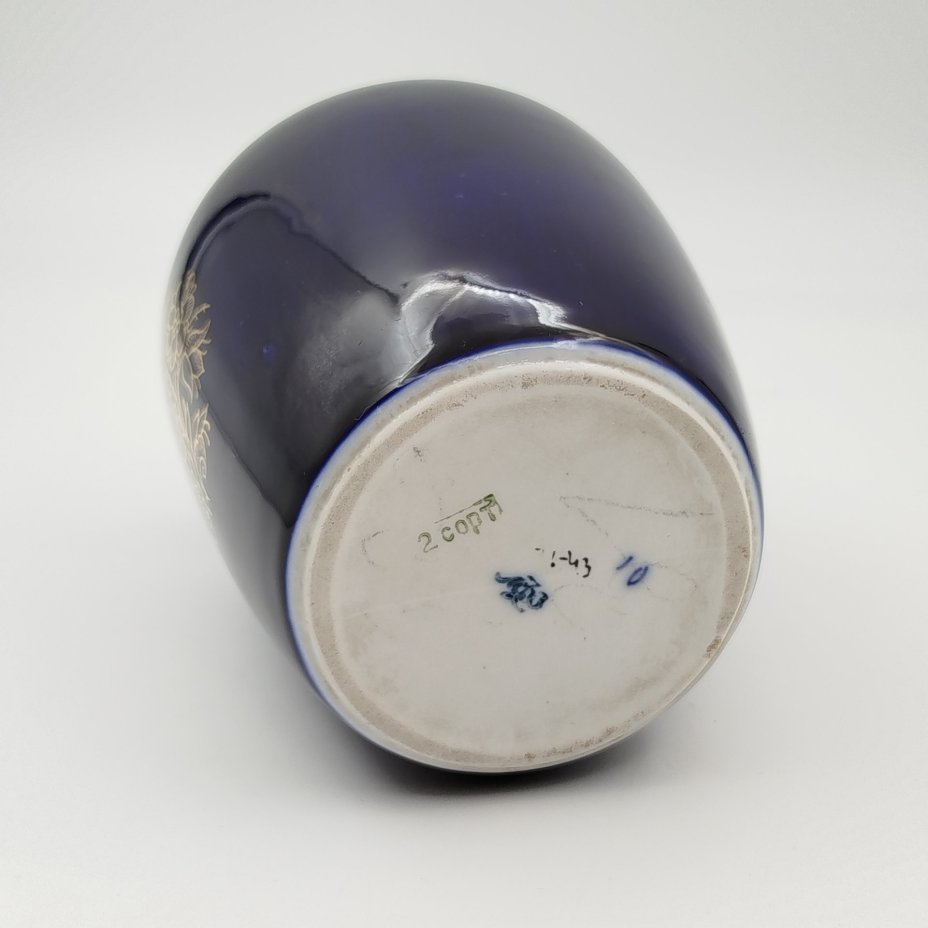 Ваза с орнаментальным декором на горлышке и цветочной композицией на тулове, фарфор, кобалт, золочение, Ленинградский фарфоровый завод (ЛФЗ), СССР, 1950-1960 гг.