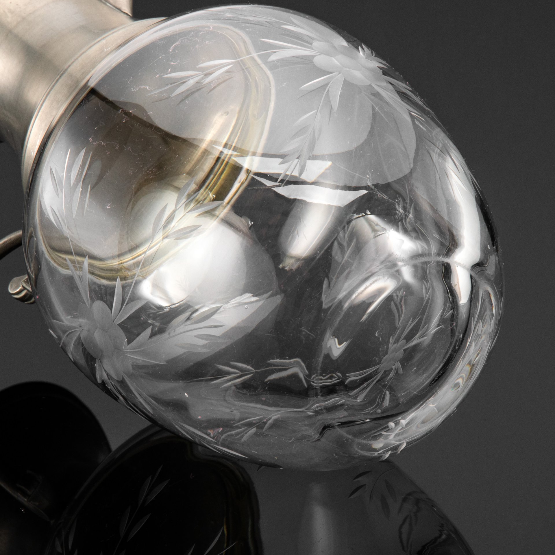 Кувшин для прохладительных напитков с цветочным декором, стекло, гравировка, сплав металлов, Европа, 1960-1980 гг.