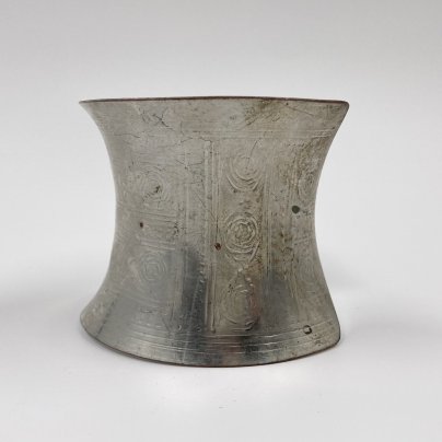 Широкий браслет, украшенный узорами, металл, Россия, 1990-2010 гг.