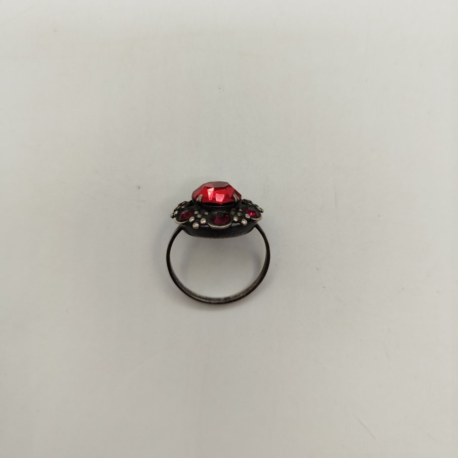 Кольцо с красной вставкой