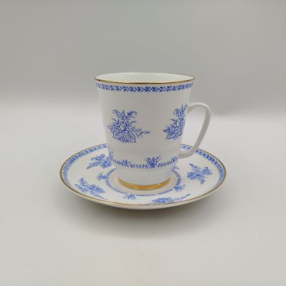 Пара кофейная, украшенная голубыми розами, форма "Майская", автор формы Э.М. Криммер, фарфор, деколь, золочение, Ленинградский фарфоровый завод (ЛФЗ), СССР, 1960-1980 гг.
