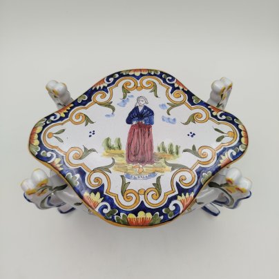 Шкатулка (бонбоньерка) на изящных ножках St. Briac, фаянс, Франция, 1970-1990 гг.