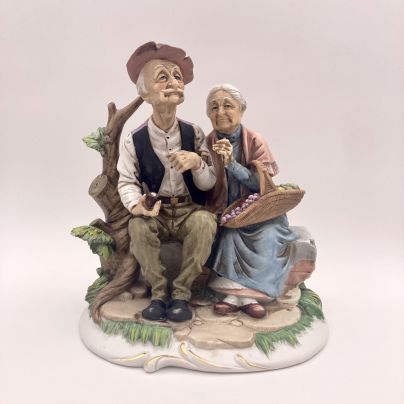Скульптурная композиция в стилистике Capodimonte "Дедушка и бабушка" ("Пожилая пара"), фаянс, роспись, золочение, Италия, 1970-1990 гг.