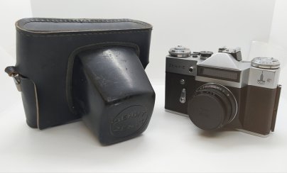 Фотоаппарат плёночный "Зенит-Е" с объективом "Индустар-50-2" с олимпийской символикой, в оригинальном кофре, металл, стекло, пластик, кожа, Красногорский механический завод (КМЗ)
