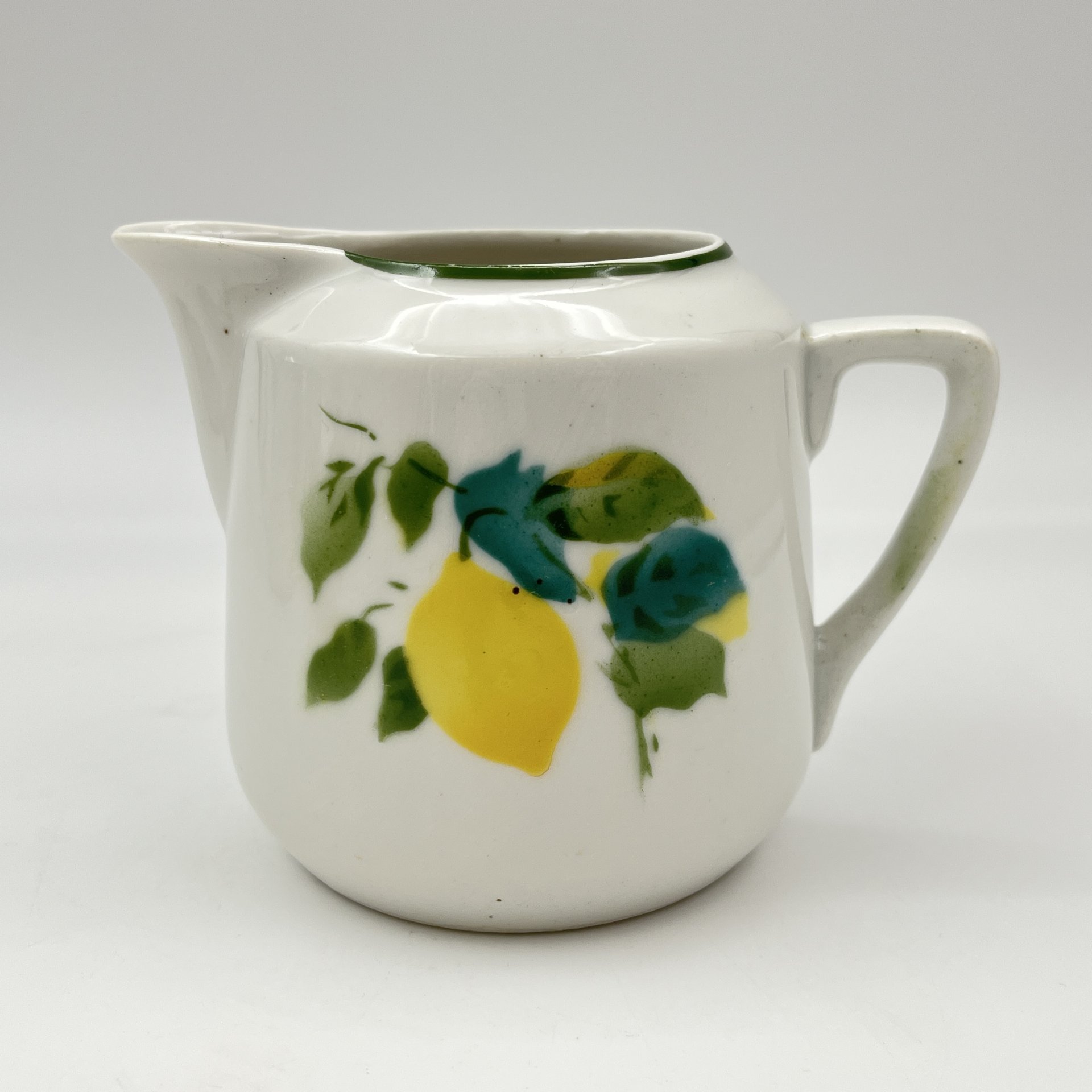 Молочник, украшенный изображением лимона, фарфор, роспись, золочение, Дулевский фарфоровый завод (Дулёво), СССР, 1937-1940 гг.